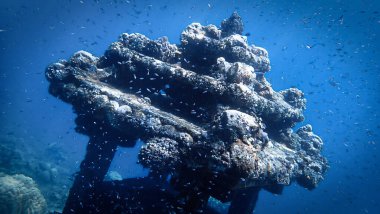 Bali 'deki bir mercan resifinde ışık huzmesindeki bir Hindu tapınağının sualtı fotoğrafı. Endonezya 'da. Atlantis kayıp şehir..