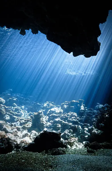 Mağaradaki güneş ışınlarının sualtı fotoğrafı. Tayland 'daki bir dalıştan..