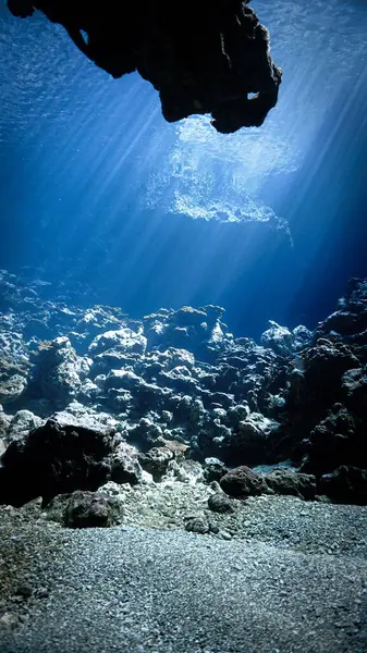 Mağaradaki güneş ışınlarının sualtı fotoğrafı. Tayland 'daki bir dalıştan..