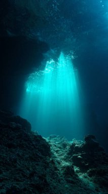 Mağaradaki güneş ışınlarının sualtı fotoğrafı. Tayland 'daki bir dalıştan..
