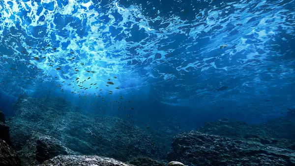 Resifin üzerindeki mavi renkli güneş ışınlarının sualtı fotoğrafı. Tayland 'ın güneyindeki bir dalıştan.. 
