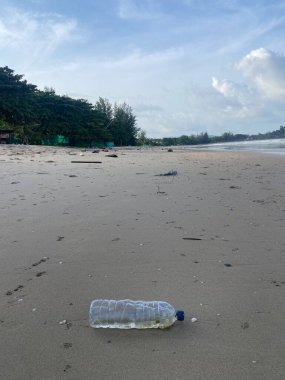 Tayland 'da bir plajda plastik çöp. Plastik çöpler ve tropik bir sahilde denizden gelen kirlilik. Okyanustan gelen bir sürü çöp ve plastik alçak mevsimde tropik bir adadan geliyor.