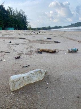 Tayland 'da bir plajda plastik çöp. Plastik çöpler ve tropik bir sahilde denizden gelen kirlilik. Okyanustan gelen bir sürü çöp ve plastik alçak mevsimde tropik bir adadan geliyor.