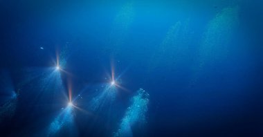 Mavi okyanustaki sualtı dünyası ve evren