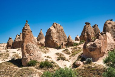 Muhteşem Cappadocia Vadisi volkanik tuff 'lardan oluşmuş kayalık yapısıyla. En popüler aktivite erken saatlerde balonlarla uçmaktır. Nevsehir, Türkiye