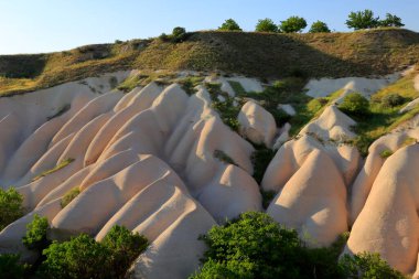 Muhteşem Cappadocia Vadisi volkanik tuff 'lardan oluşmuş kayalık yapısıyla. En popüler aktivite erken saatlerde balonlarla uçmaktır. Nevsehir, Türkiye