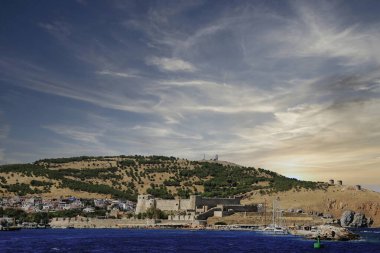 Bozcaada 'dan panoramik bir görüntü. Türkiye 'nin tarihi caddeleri ve evleri ile en popüler tatil beldesi. Türkiye