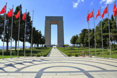 Çanakkale, Türkiye - 09 Eylül 2024 - Çanakkale Şehitleri Mezarlığı. 1915 yılında Gelibolu Savaşı 'na katılan yaklaşık 250.000 askerin anısına inşa edildi..