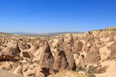 Muhteşem Kapadokya Vadisi volkanik tüylerle şekillenmiş kayalık yapısıyla. Nevsehir, Türkiye