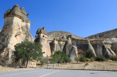 Muhteşem Kapadokya Vadisi volkanik tüylerle şekillenmiş kayalık yapısıyla. Nevsehir, Türkiye