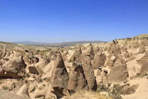 Muhteşem Kapadokya Vadisi volkanik tüylerle şekillenmiş kayalık yapısıyla. Nevsehir, Türkiye