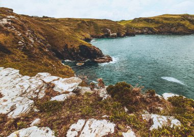 Tuval üzerinde suluboya boya resim. Seyahat illüstrasyonu. Kuzey Cornwall 'daki manzara çok güzel. Tintagel İngiltere.