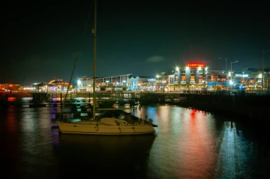 12 Kasım 2022 Cardiff Wales UK, Avrupa. Gece Şehir Mimarisi.