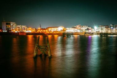 12 Kasım 2022 Cardiff Wales UK, Avrupa. Gece Şehir Mimarisi.