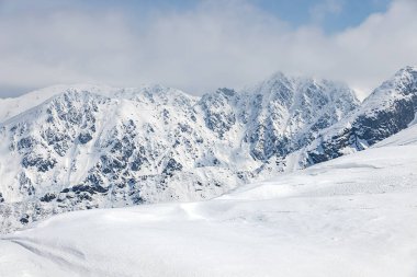Tatra Dağları 'ndaki kış manzarası. Polonya 
