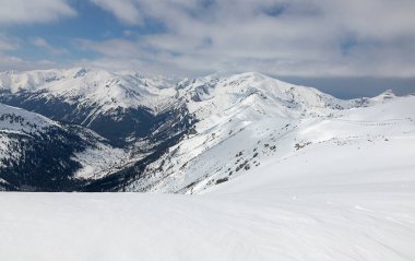 Tatra Dağları 'ndaki kış manzarası. Polonya