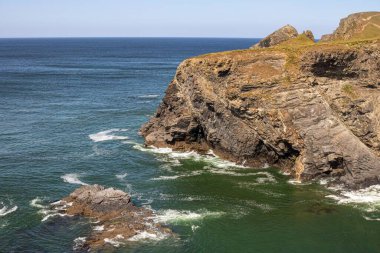 Deniz kenarındaki manzara. Padstow Cornwall 'da güneşli mavi gökyüzü İngiltere Birleşik Krallık Avrupa.