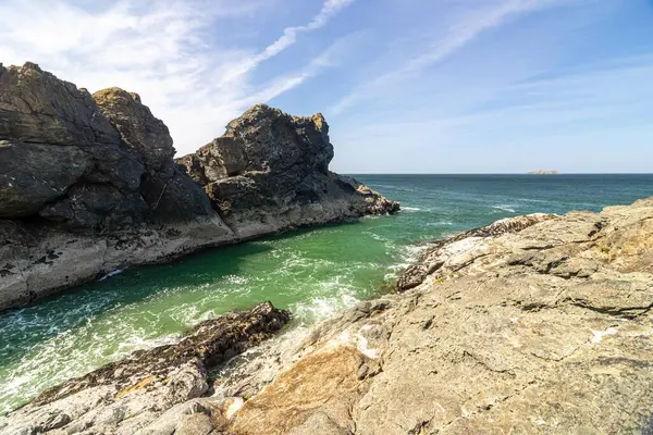 Deniz kenarındaki manzara. Padstow Cornwall 'da güneşli mavi gökyüzü İngiltere Birleşik Krallık Avrupa.