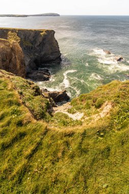 Deniz kenarındaki manzara. Padstow Cornwall 'da güneşli mavi gökyüzü İngiltere Birleşik Krallık Avrupa.