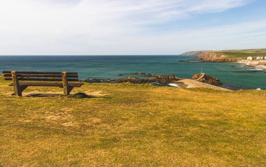 Bude Cornwall Uk . Güneşli bir günde Atlantik Okyanusu 'nun güzel manzarası.