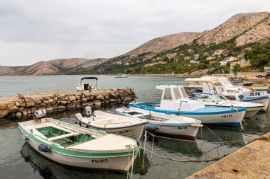 5 Mayıs 2022 Vrbnik Hırvatistan Krk adasındaki Adriyatik Denizi manzarası. Yatı olan Marina..