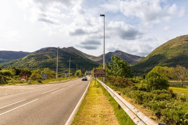 4 Haziran 2022. İskoçya, Büyük Britanya. Caddeden dağlara bak..