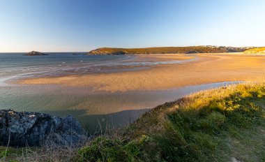 Güneşli bir nisan gününde manzara. Newquay Cornwall İngiltere.