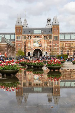 13 Nisan 2022 Amsterdam Hollanda 'da. Güzel nehir manzarası. Şehrin mimarisi..