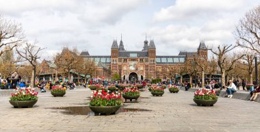 13 Nisan 2022 Amsterdam Hollanda 'da. Güzel nehir manzarası. Şehrin mimarisi..