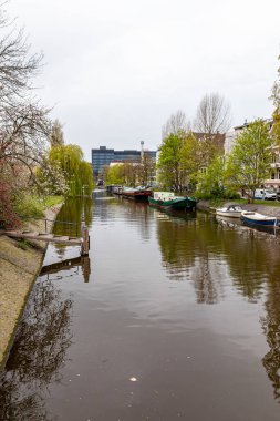 13 Nisan 2022 Amsterdam Hollanda 'da. Güzel nehir manzarası. Şehrin mimarisi..