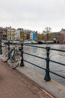 13 Nisan 2022 Amsterdam Hollanda 'da. Güzel manzara. Şehrin mimarisi..