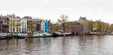 13 Nisan 2022 Amsterdam Hollanda 'da. Güzel manzara. Şehrin mimarisi..