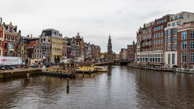 13 Nisan 2022 Amsterdam Hollanda 'da. Güzel manzara. Şehrin mimarisi..