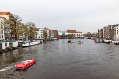 13 Nisan 2022 Amsterdam Hollanda 'da. Güzel manzara. Şehrin mimarisi..