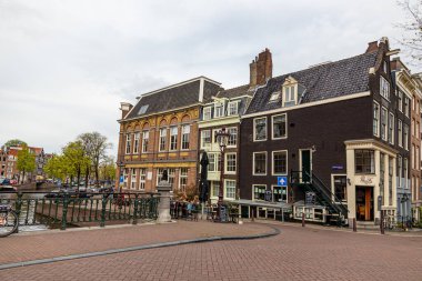 13 Nisan 2022 Amsterdam Hollanda 'da. Güzel manzara. Şehrin mimarisi..