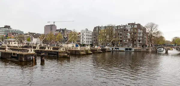 13 Nisan 2022 Amsterdam Hollanda 'da. Güzel manzara. Şehrin mimarisi..