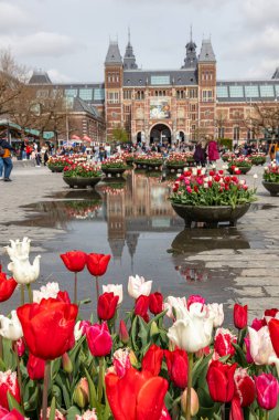 13 Nisan 2022 Amsterdam Hollanda 'da. Güzel manzara. Şehrin mimarisi..