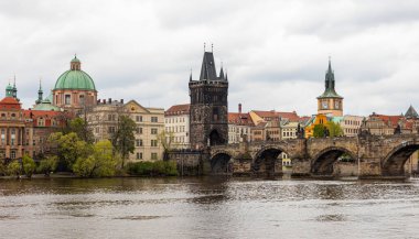Prag Çek Cumhuriyeti 26 Nisan 2022. Şehrin mimarisi..