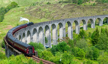2 Haziran 2022. İskoçya, Büyük Britanya. Glenfinnan Demiryolu Viaduct.