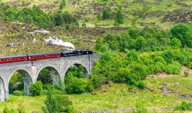 2 Haziran 2022. İskoçya, Büyük Britanya. Glenfinnan Demiryolu Viaduct.