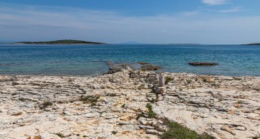 Adriyatik Denizi 'nin güzel manzarası. Nisan güneşli bir gün. Istria Yarımadası Hırvatistan