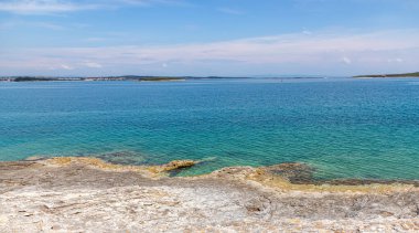 Adriyatik Denizi 'nin güzel manzarası. Nisan güneşli bir gün. Istria Yarımadası Hırvatistan