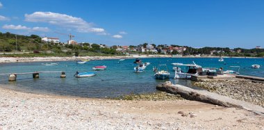 29 Nisan 2022 Adriyatik Denizi üzerinde güzel bir manzara. Nisan güneşli bir gün. Istria Yarımadası Hırvatistan