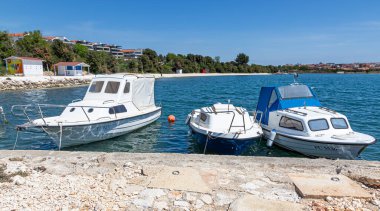 29 Nisan 2022 Adriyatik Denizi üzerinde güzel bir manzara. Nisan güneşli bir gün. Istria Yarımadası Hırvatistan