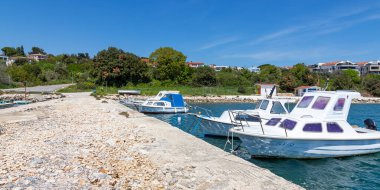 29 Nisan 2022 Adriyatik Denizi üzerinde güzel bir manzara. Nisan güneşli bir gün. Istria Yarımadası Hırvatistan