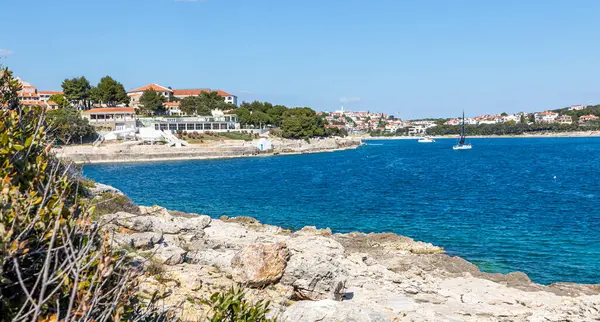 29 Nisan 2022 Adriyatik Denizi üzerinde güzel bir manzara. Nisan güneşli bir gün. Istria Yarımadası Hırvatistan