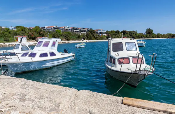 29 Nisan 2022 Adriyatik Denizi üzerinde güzel bir manzara. Nisan güneşli bir gün. Istria Yarımadası Hırvatistan