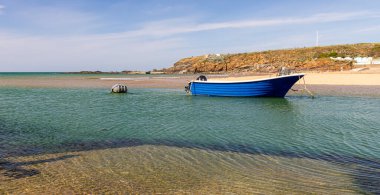 Bude Cornwall Uk . Güneşli bir günde Atlantik Okyanusu 'nun güzel manzarası.