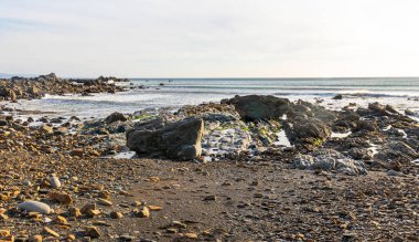 Bude Cornwall Uk . Güneşli bir günde Atlantik Okyanusu 'nun güzel manzarası.