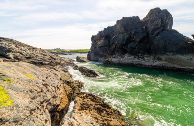 Padstow Cornwall, İngiltere. Güneşli bir nisan gününde manzara. Dağların ve okyanusun güzel manzarası.